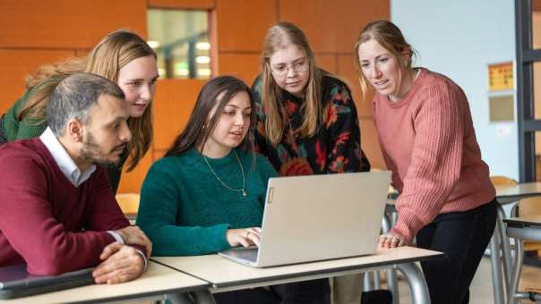 Tijdens een cursus overleggen cursisten met elkaar bij de HAN.