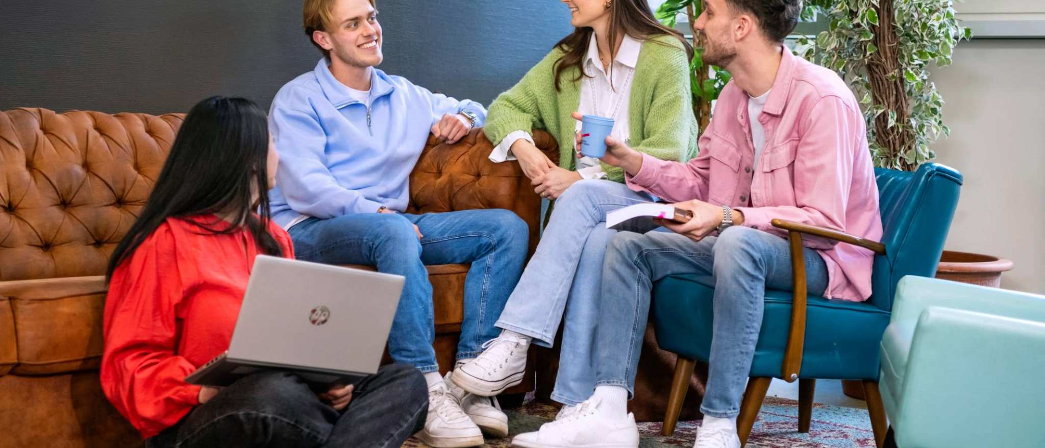 Studenten kletsen met elkaar. 