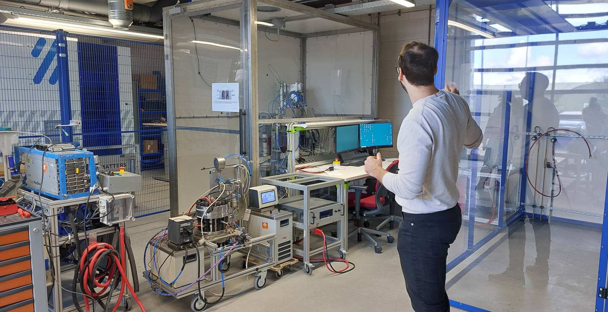 Uitleg in het waterstoflab.