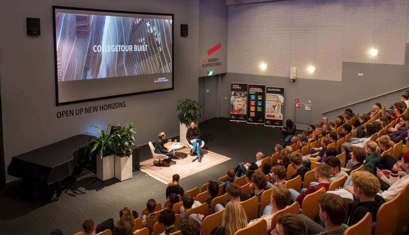 Collegetour Built met Rijksbouwmeester Francesco Veenstra en docent Hanneke Spoorenberg