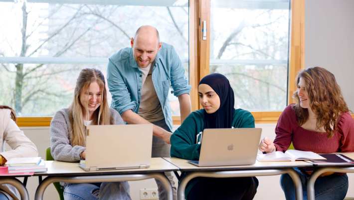 3 studenten in een klaslokaal bij de HAN.