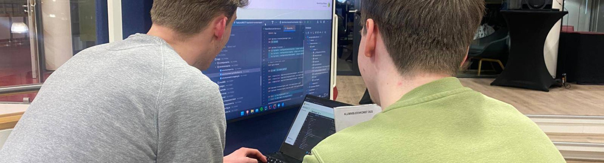 2 gasten achter een laptop