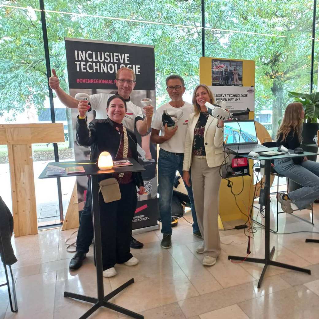 Onderzoekers van het lectoraat Human Capital Innovatie bij Innovate met een stand van het project Inclusieve Technologie