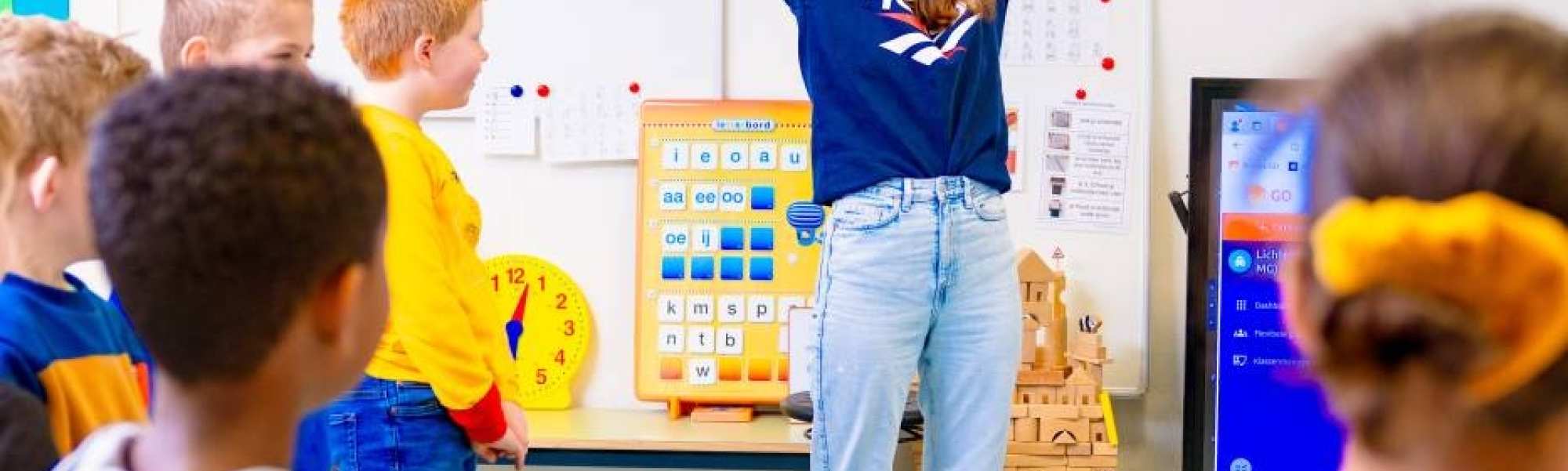 Speciaal Onderwijs op de school Lichtenbeek. Lerares geeft les aan de kinderen.