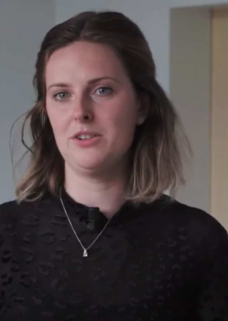 3 studenten tijdens les kijken bij elkaar op laptop