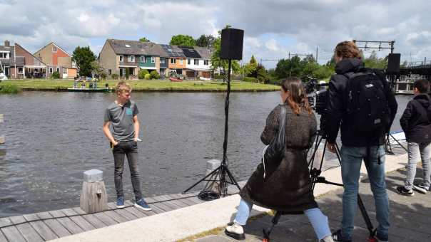 Koen op het jeugdjournaal met de HAN young solarboat