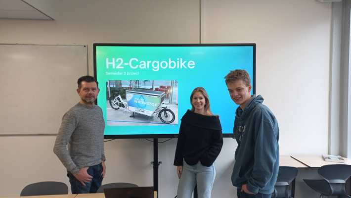 Een presentatie door studenten over de waterstofbakfiets