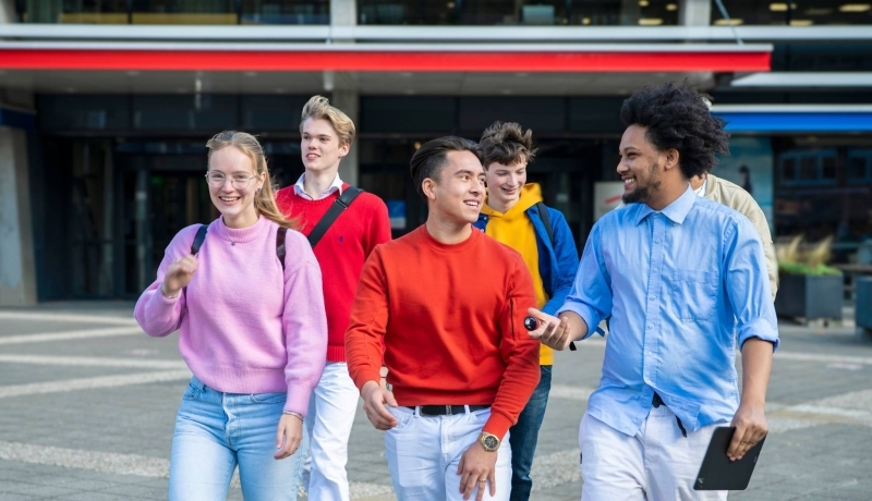 innovation studenten lopen buiten
