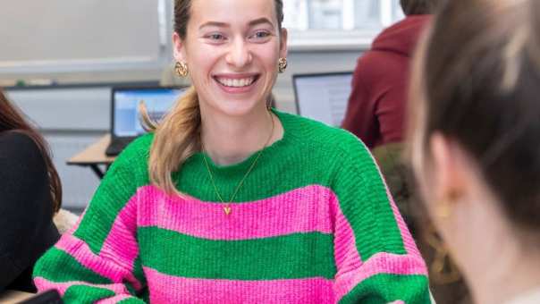 AMM LLO Caitlyn tijdens les Social Work deeltijd