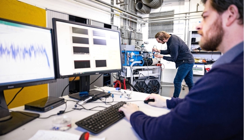 Leon Bunthof bij scherm H2lab Waterstoflab IPKW