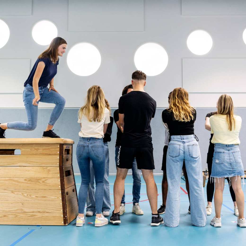 Studenten Psychomotorische Therapie vangen student op tijdens oefening