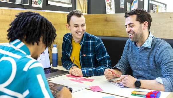 Docent en student CMD aan het werk in de c-vleugel