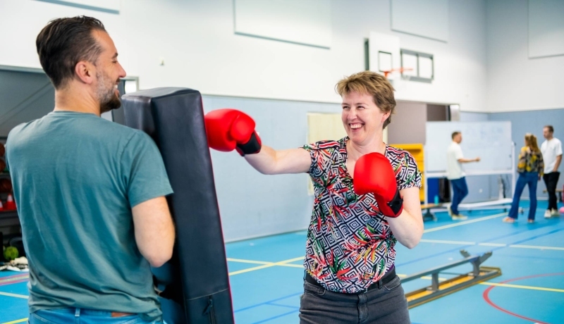 Twee studenten zijn aan het boksen tijdens les PMT deeltijd