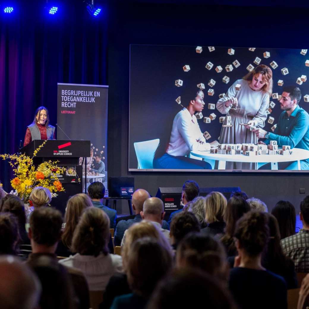 Amber tijdens de officiële installatie als lector Begrijpelijk en Toegankelijk Recht