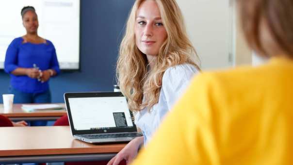 HBO master studenten zitten in de klas en luisteren naar elkaar en de presentatie