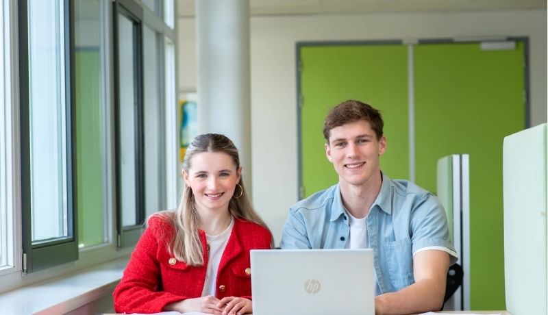 Drie studenten werken samen