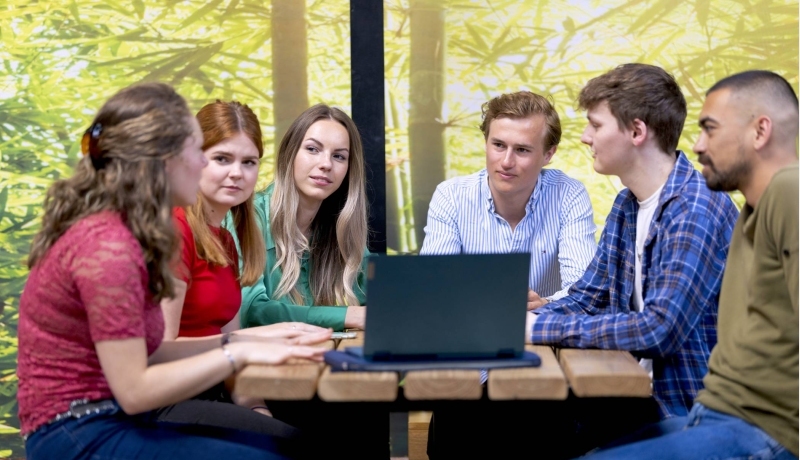 Facility Management, foto 7787-7790, studenten overleggen bij the brew, samenwerken met laptop