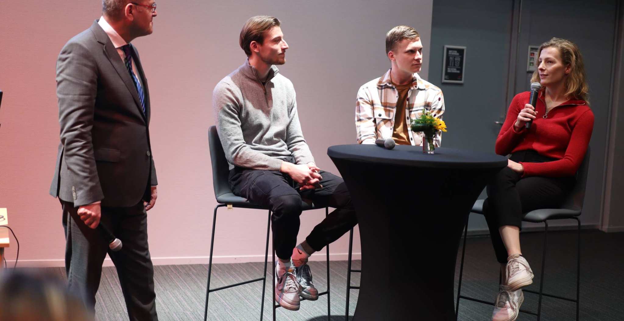 Frank Croes in gesprek met studenten als onderdeel van congres Circulaire Oogst. Dit congres vormt de afsluiting van de minor Circulaire Economie.