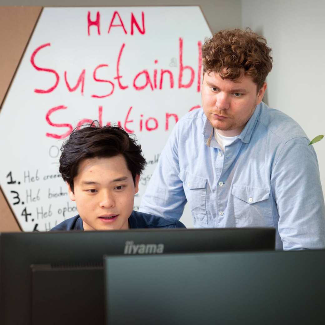 Foto van werknemers van Sustainable Solutions een burau dat studenten uitzend om duurzame opdrachten bij bedrijven te doen.