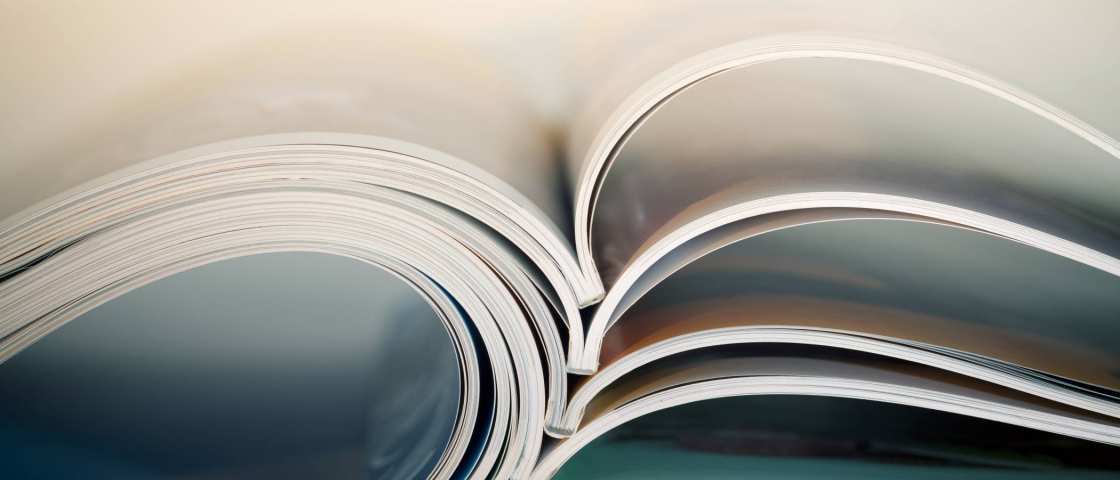 Stockfoto van opengeslagen boek met wazige achtergrond, mooi gebogen vormen