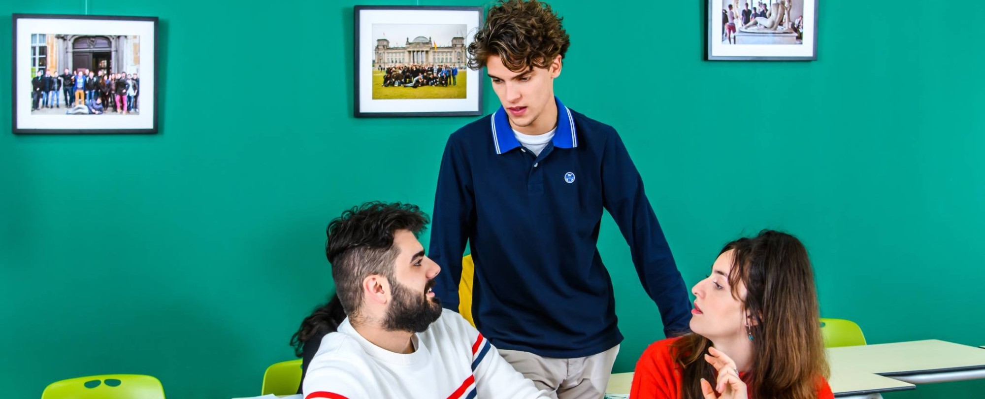 2 cursisten Konversationskurs Deutsch praten met 1 docent.