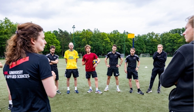 studenten alo deeltijd op sportveld Papendal
