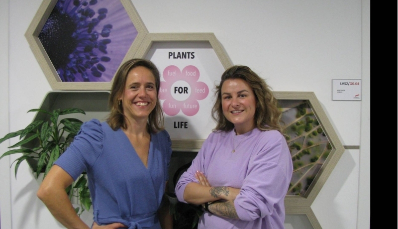 Nienke de Waal, Simone Mintjes voor een wand