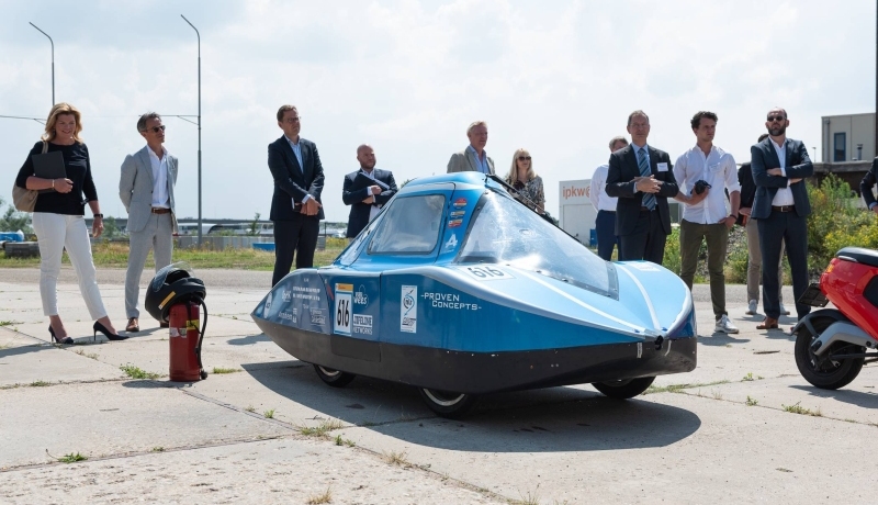 Christianne van der Wal en Peter Kerris op bezoek bij het MIC Infrawall en fiat doblo range extender en op het H2lab