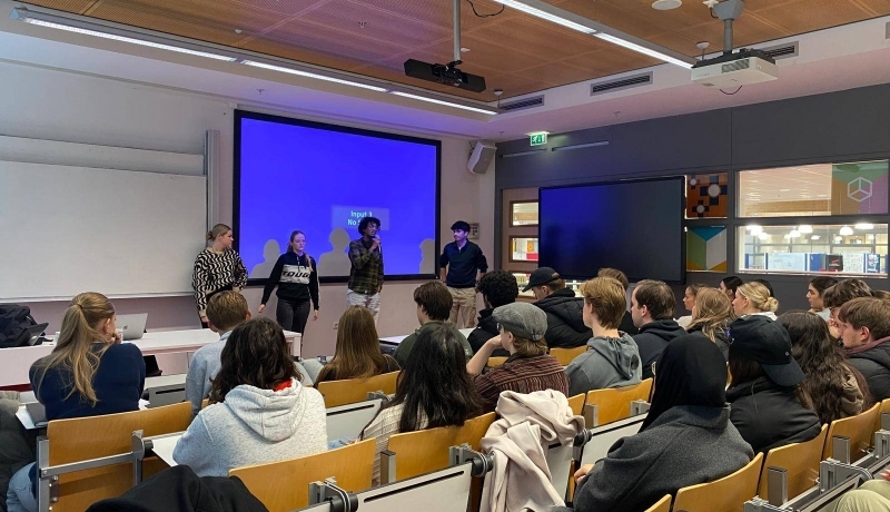 Studenten CMD op het podium