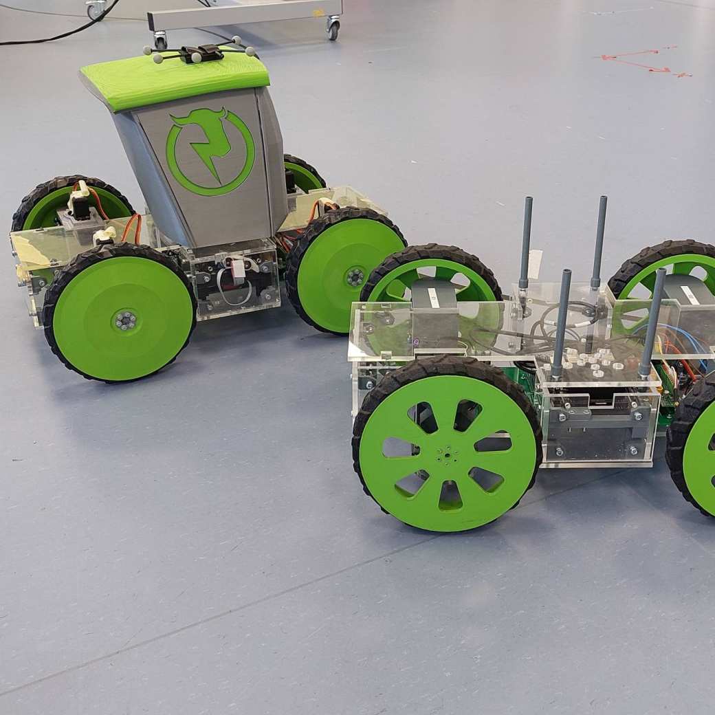 Twee demo-auto's waarmee autonoom vervoer wordt getest op de HAN