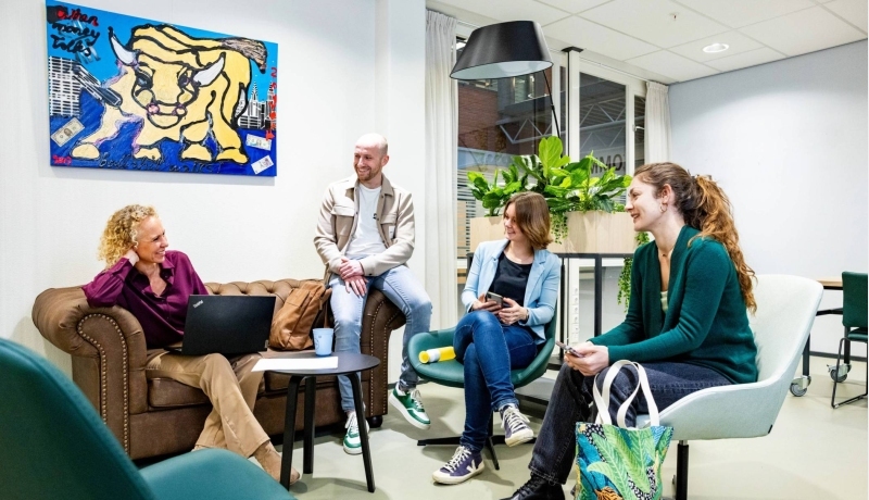 4 masterstudenten Duurzaamheidstransities in een lounge op de HAN-campus.