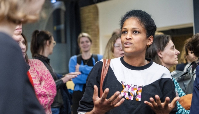 Student tijdens symposium vertelt over haat project die ze heeft gedaan in het kader van Praktijkinnovatie Zorg en Welzijn