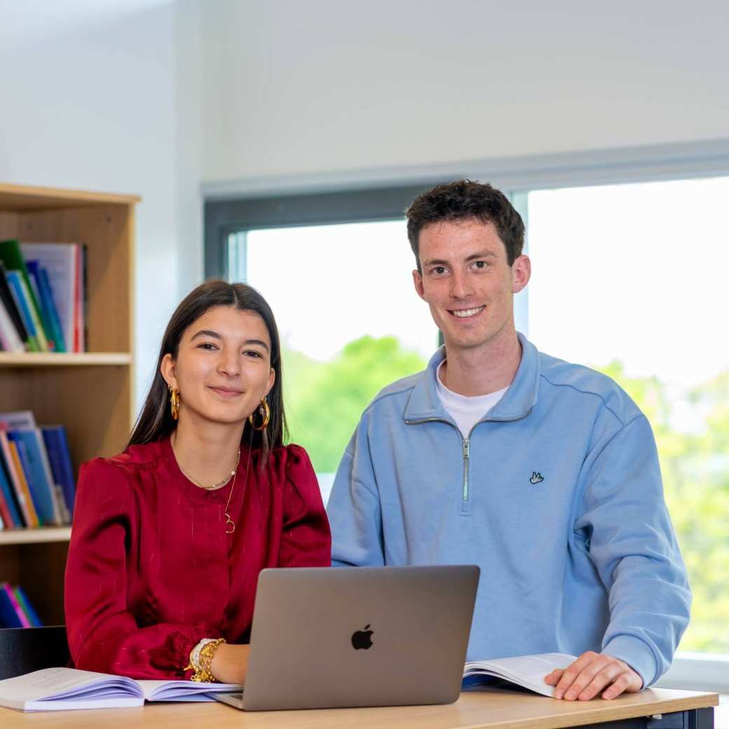 Twee studenten van hbo Toegepaste Psychologie zijn aan het werk op de HAN in Nijmegen
