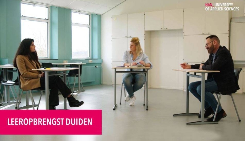 Schermafbeelding van video 'driehoeksgesprek'