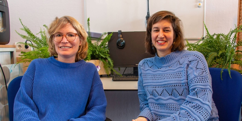 Marleen van Beuzekom en Liesbet Rabbinge op de groene werkplek van de toekomst.