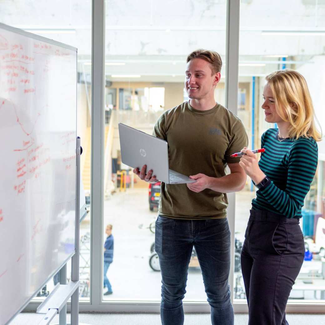 Studenten zijn aan het samenwerken en overleggen in een van de projectruimtes bij HAN Connectr op het IPKW