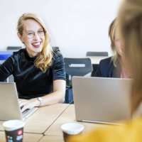ALLEEN VOOR DE MANP | Een student van de Master Advanced Nursing Practice zit achter een laptop met plezier te werken tijdens de les klinisch redeneren op de HAN in Nijmegen.
