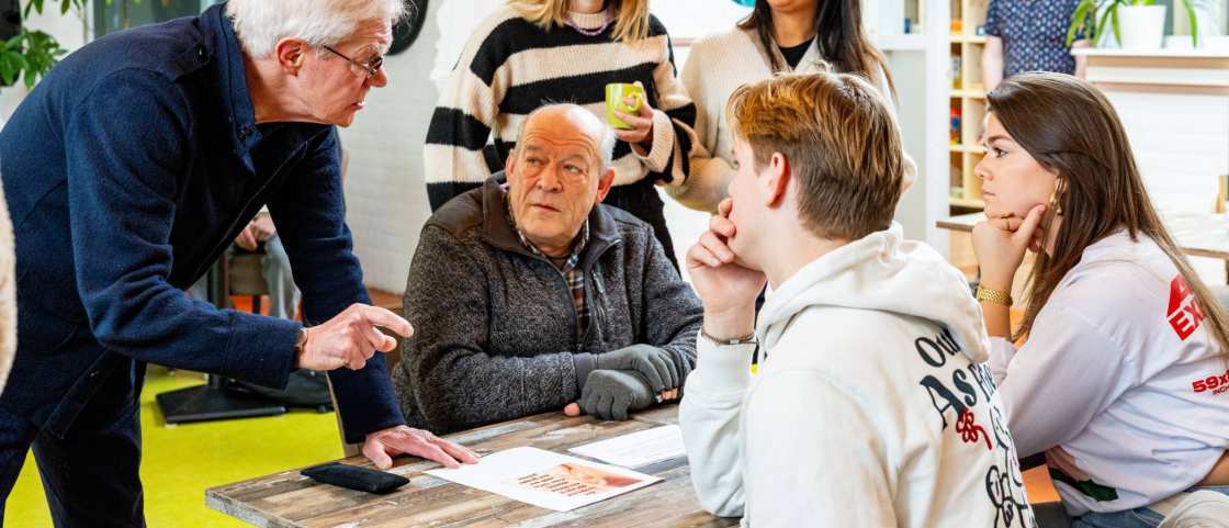 Onderzoekers, studenten en buurtbewoners in Lindenholt