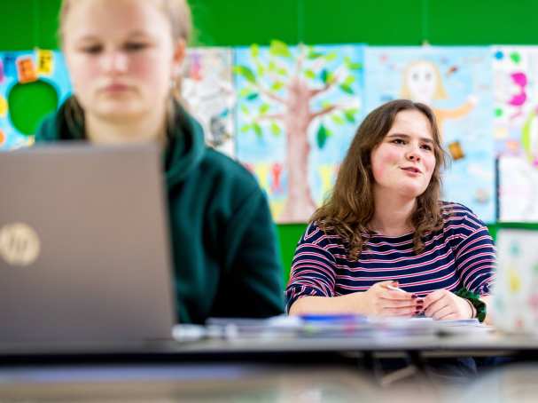 2 ALPO studenten in klaslokaal