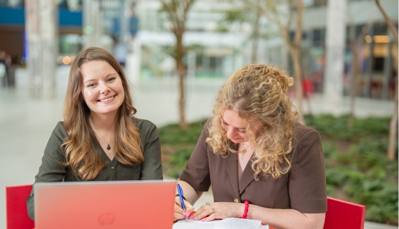 Studenten van de master Duurzaamheidstransities aan tafel samenwerken.
