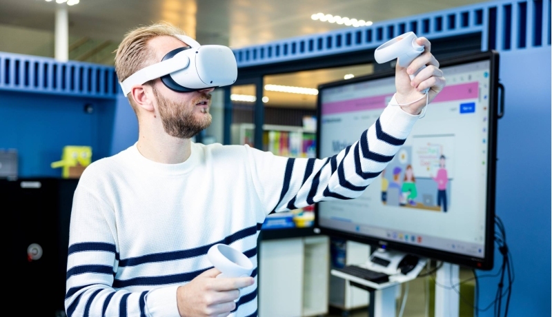 Jongen met VR-bril, doet simulatie laaggeletterdheid
