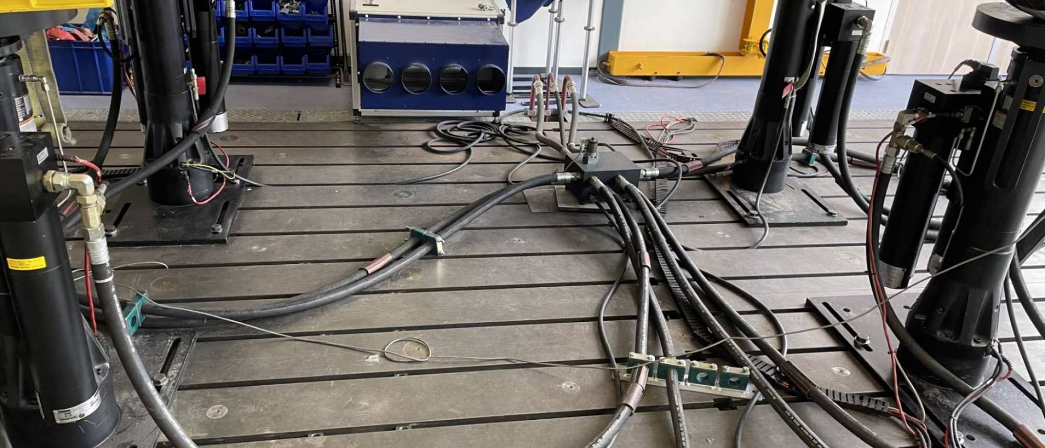 Politieauto op wegdeksimulator waarbij je de technische bedrading ziet. De simulator is onderdeel van het lab bij HAN Engineering en Automotive.