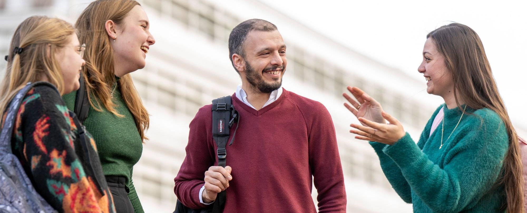 Vier sociale professionals praten over beschermjassen.