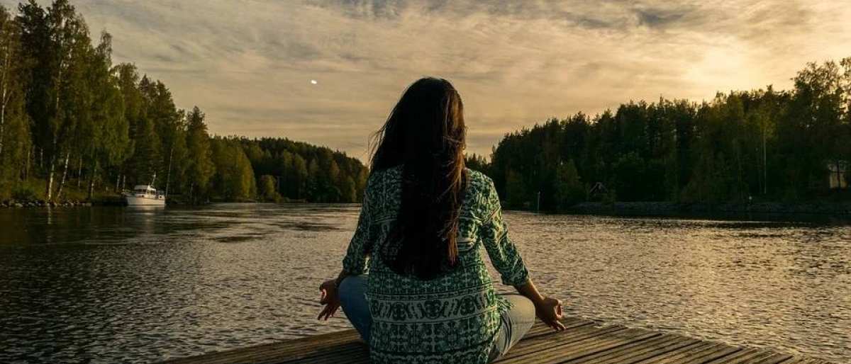 Vrouw, yoga, ontspanning, meer, steiger