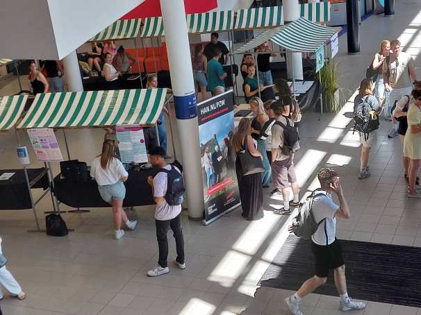 Overzichtsfoto van de markt bij PZW presenteert