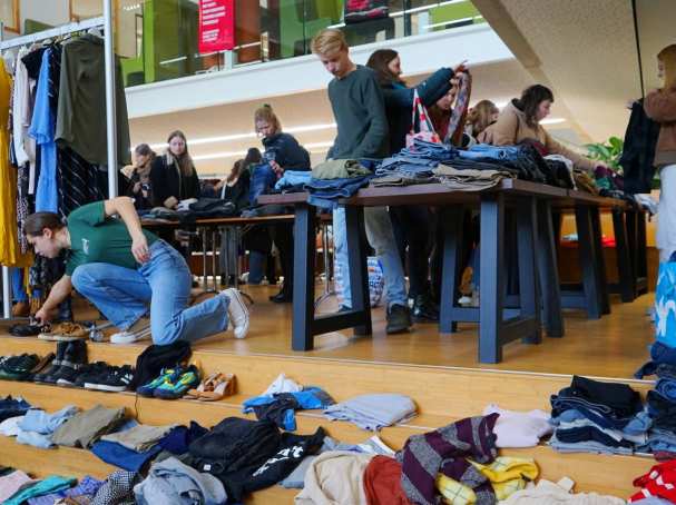 Overzicht van de kledingstukken op de kledingruil van de green office eind november 2022 in K35
