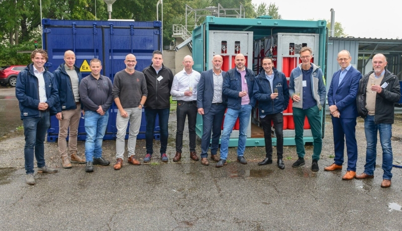 Groepsfoto pilot duurzame brandstofketen waarin het Lectoraat Automotive Research een rol in heeft gespeeld