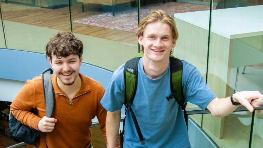 Studenten van hbo Logistics Management op de HAN campus