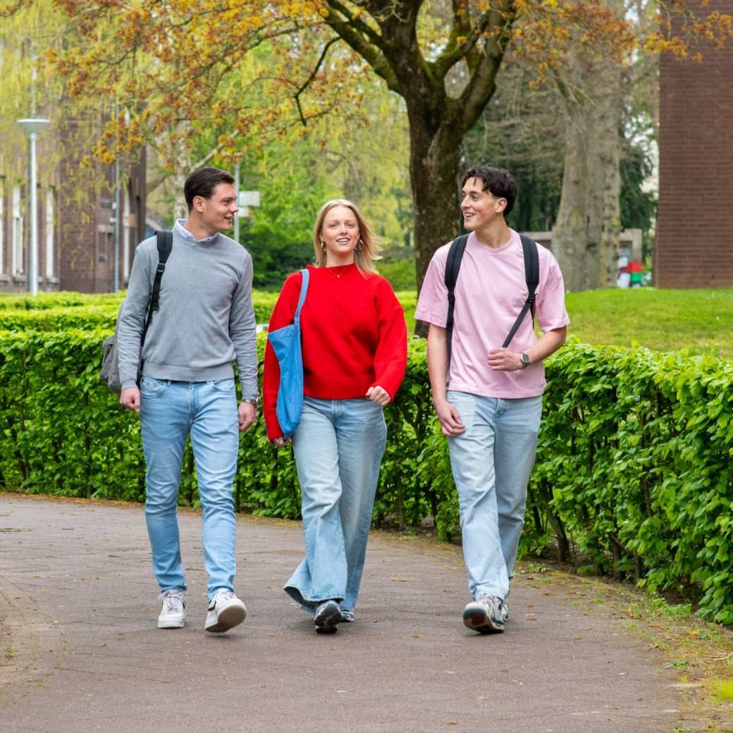Studenten van de studie Facility Management lopen buiten op de HAN Campus