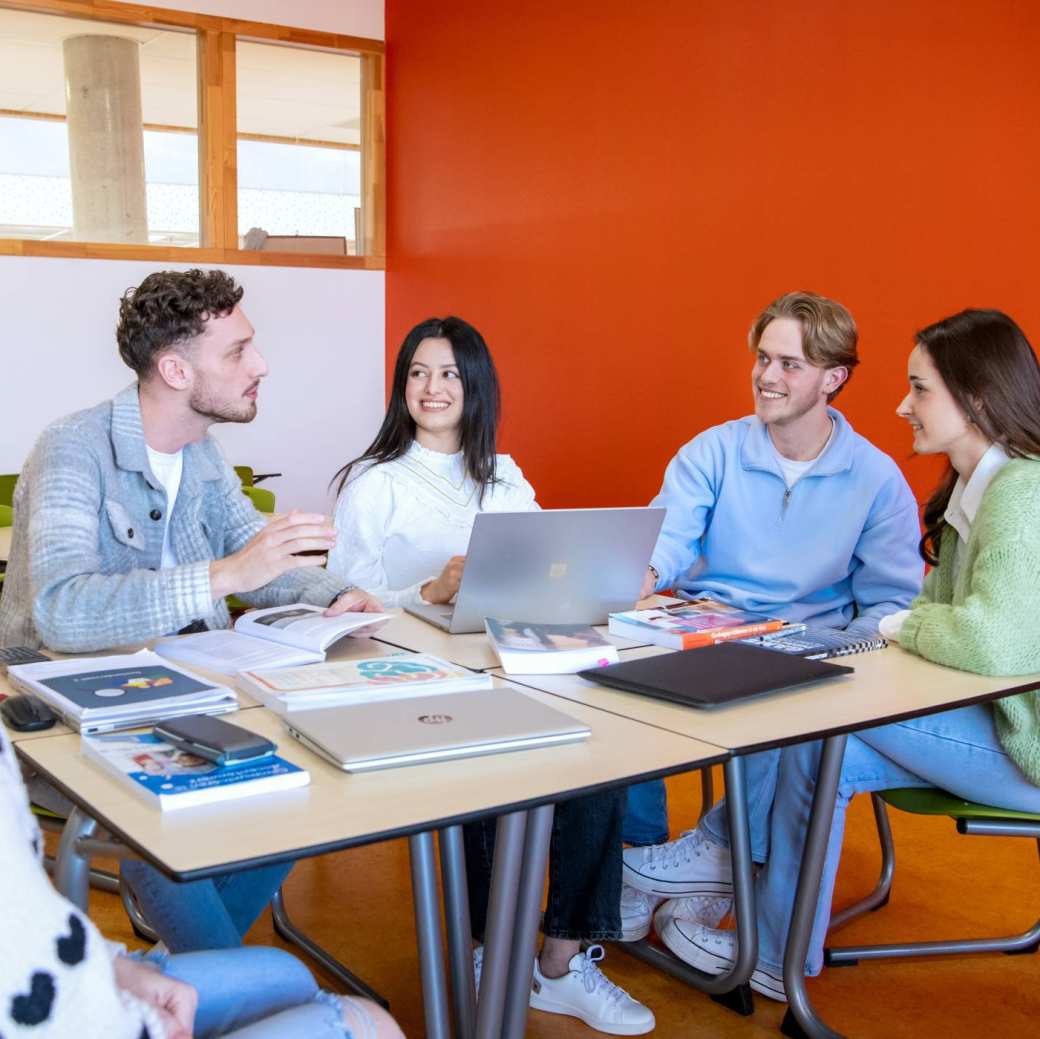 Groepje studenten leraar wiskunde